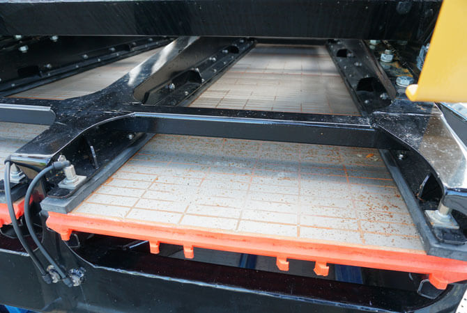 mr2000-mixer-reclaimer-quick-change-screens
