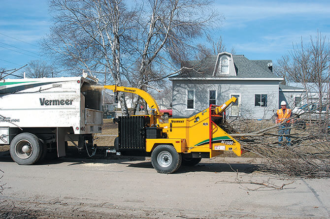 bc1500-brush-chipper-on-jobsite