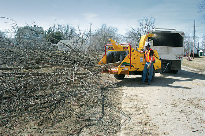 bc1500-wood-chipper-in-action