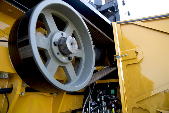 hg4000-g2-horizontal-grinder-maintenance-hatch