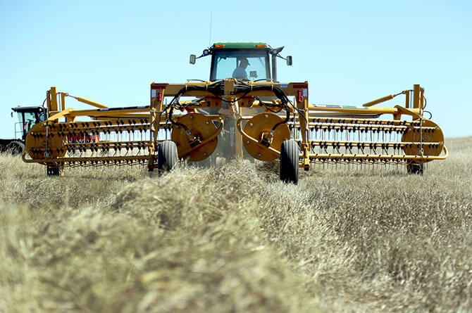 r2800-rake-at-work-in-field