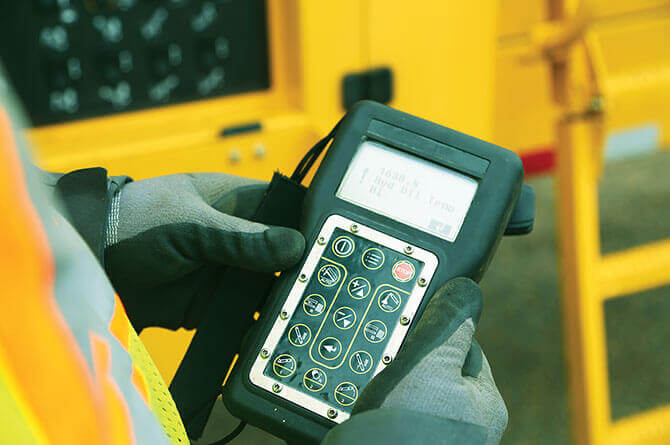tr5300-trommel-screen-remote-control_1
