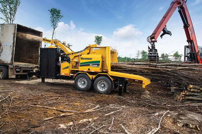 wc2300xl-whole-tree-chipper-in-action